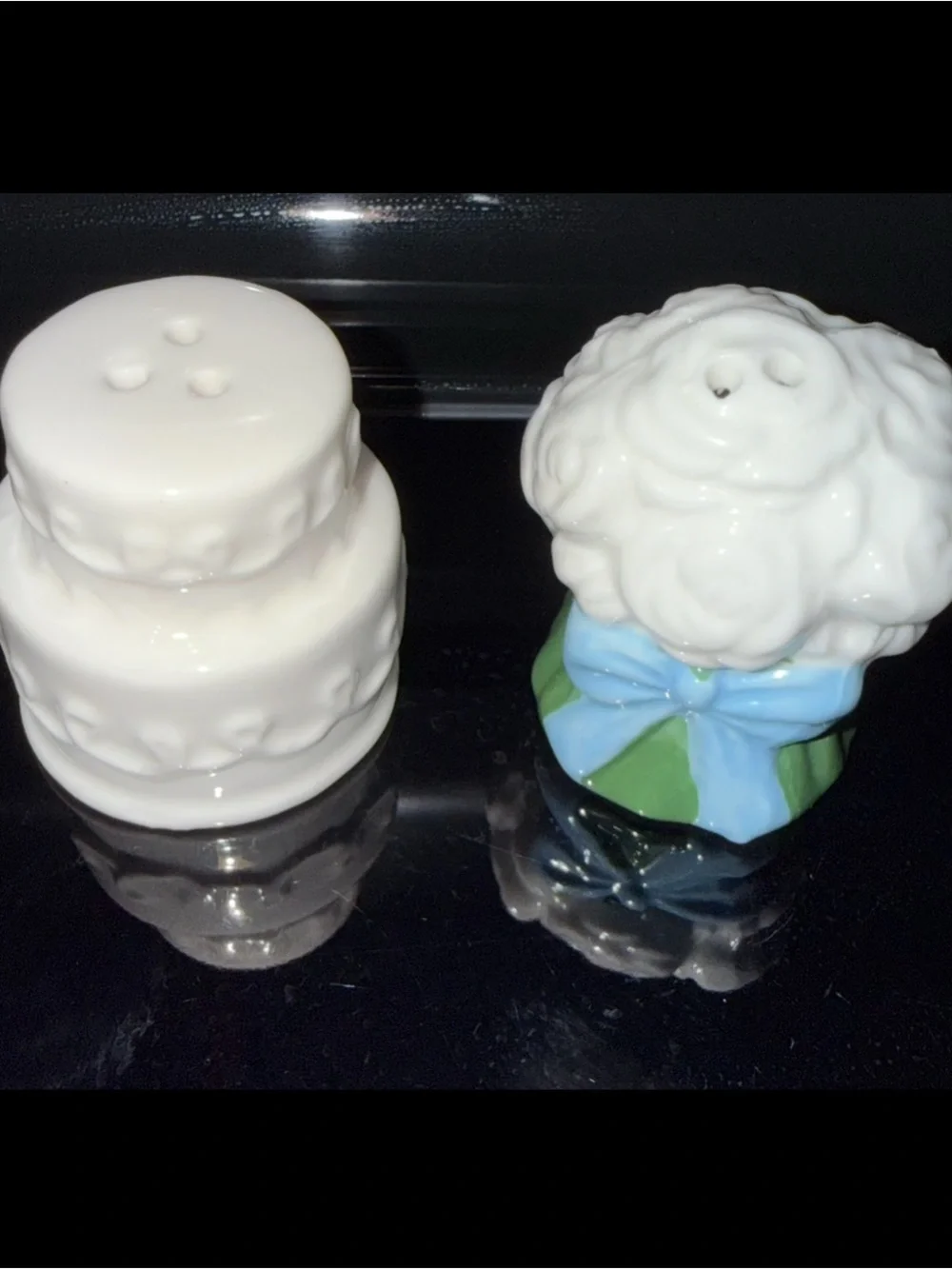 Mini Wedding Cake & Bouquet salt and pepper shakers - flowers summer party